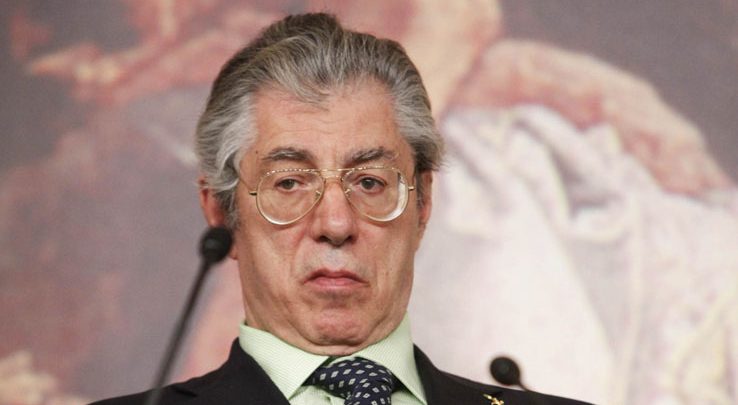 Umberto Bossi indagato per appropriazione indebita: "La politica mio unico interesse"