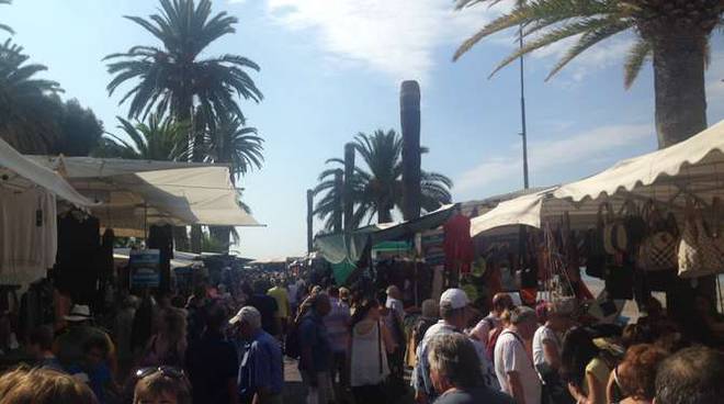 Ventimiglia, Allarme Bomba: Evacuati il Mercato e le Banche