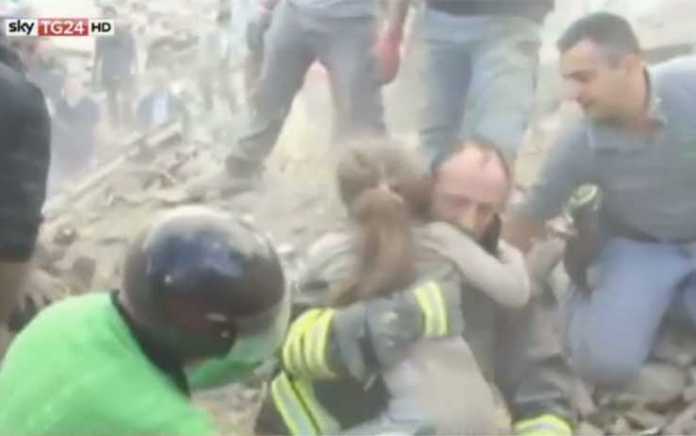Bambina-estratta-viva-Amatrice Terremoto Amatrice: Bambina estratta dalle Macerie (Video)