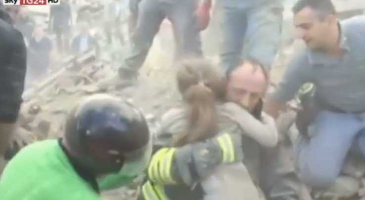 Terremoto Amatrice: Bambina estratta dalle Macerie (Video)