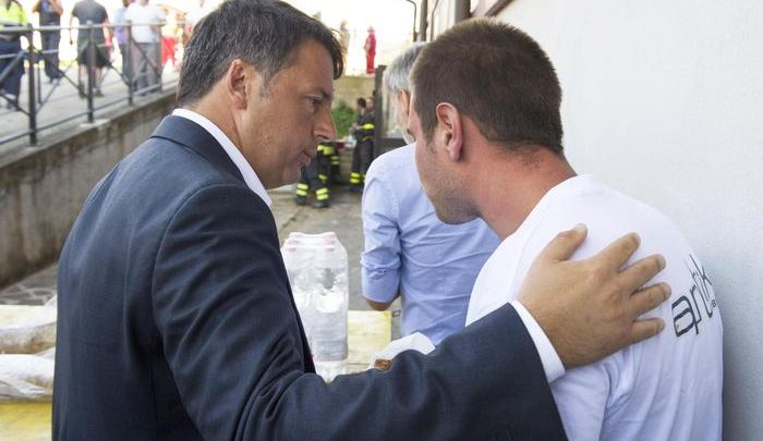 Renzi ad Amatrice: "Questi borghi devono ripartire. E' una sfida di credibilità e onore"