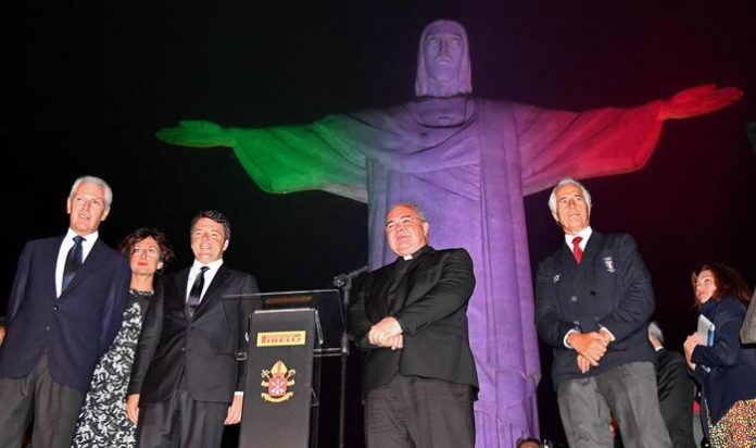 Italian Premier Matteo Renzi visits the Christ the Redeemer Rio 2016, il Cristo Redentore diventa Tricolore: Video