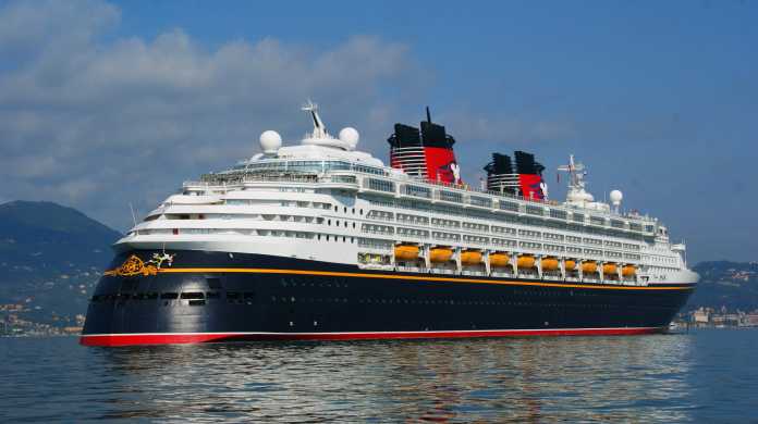 disneymagic Salerno, Nave Disney Magic attracca al porto (Video)