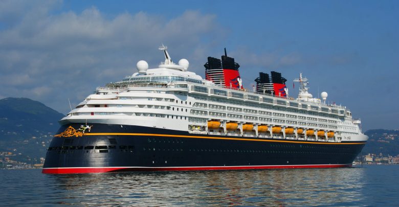 Salerno, Nave Disney Magic attracca al porto (Video)