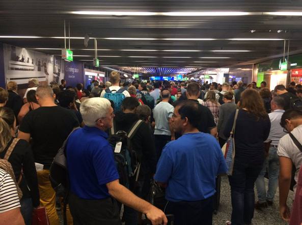 francoforte- allarme bomba Francoforte, allarme bomba aeroporto: evacuato