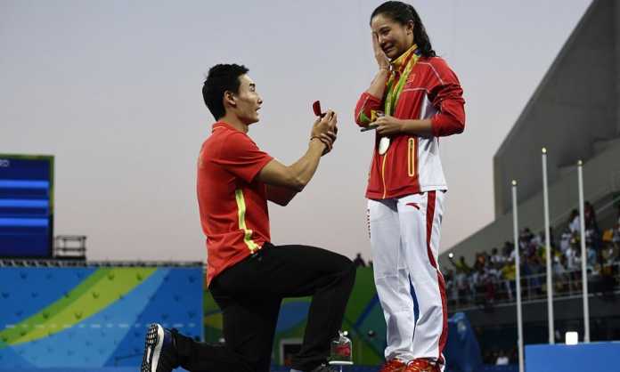 he zi He Zi proposta di Matrimonio sul podio dei Tuffi a Rio 2016: Video 3
