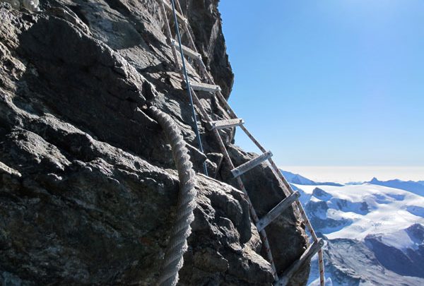 Alpinista muore precipitando dalla Scala Jordan sul Cervino
