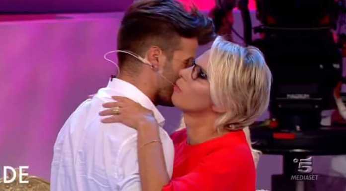 Ballo Maria de fililppi e Claudio Sona Maria De Filippi balla con Claudio Sona a Uomini e Donne (Video)