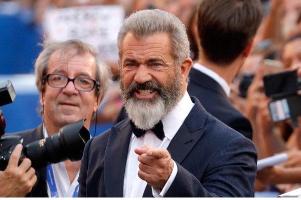 Mel Gibson re del Red Carpet alla Mostra del Cinema di Venezia (video)