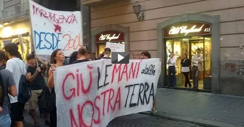 Renzi a Napoli, scontri tra manifestanti e polizia: Video