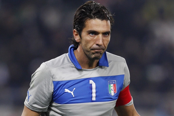 Papera Buffon durante Italia-Spagna: uscita a vuoto del portiere (Video)