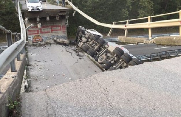 Annone, ponte crollato lungo la Statale 36: 10 persone coinvolte