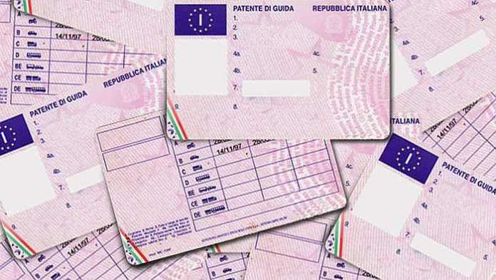 patenti-concorsi-truccati Treviso, patenti truccate: esami superati grazie a smartphone e auricolari