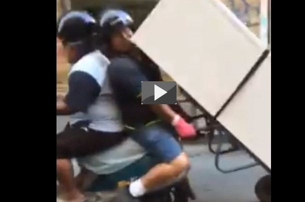 Napoli, trasportano frigo con lo scooter (Video)