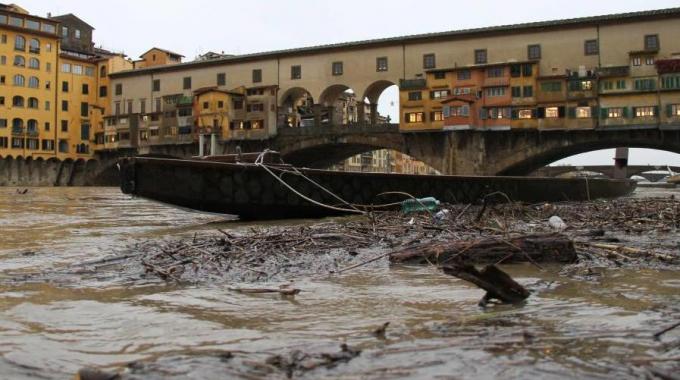 Arno in piena a Firenze: la Toscana colpita dal maltempo (Video)