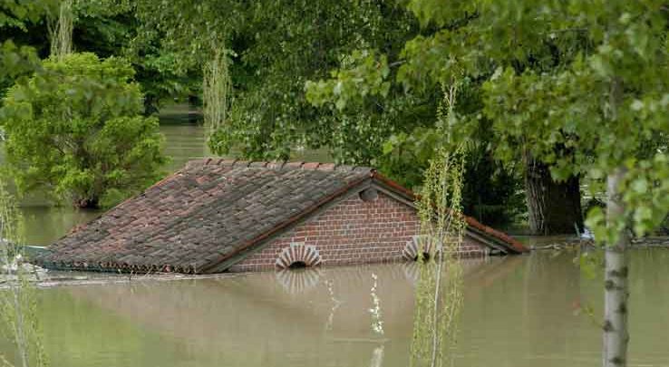 Maltempo Nord Italia, il Po in piena: un disperso