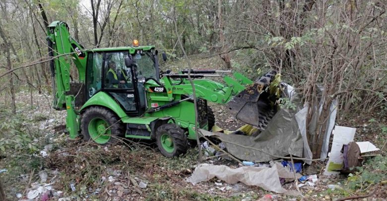 Rogoredo, Maxi-blitz nel "Bosco della Droga": distrutte le baracche abusive con le ruspe