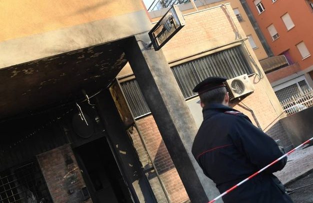 Attentato Bologna: ordigno all'ingresso di una stazione dei Carabinieri