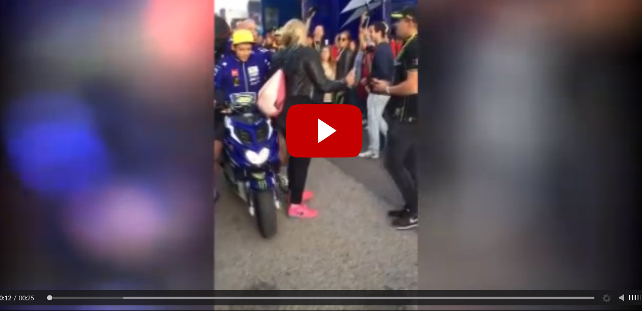 Valentino Rossi, Calcio a una Donna al MotoGp di Valencia (Video)