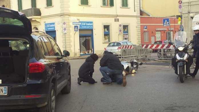 agnese-renzi-incidente Incidente Agnese Renzi: urtato uno scooter in Piazza di Gavinana a Firenze (Foto) 1