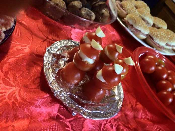 antipastinatale-babbonatale Ricette di Natale, Antipasti: Babbi Natale alla caprese