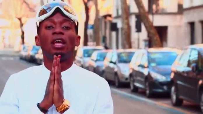 bello-figo Chi è Bello Figo? Biografia del rapper che spopola sul web