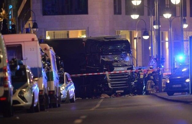 Camion sulla folla a Berlino, 9 morti (Video)