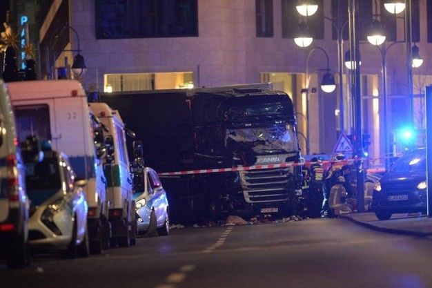 berlino-camion-folla Camion sulla folla a Berlino, 9 morti (Video)
