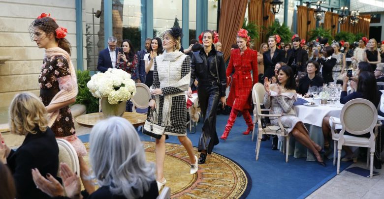 Sfilata Chanel al Ritz di Parigi: Foto collezione Mètiers D'art per la pre-fall 2017 1