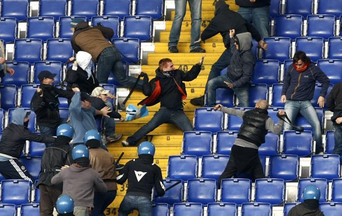 Lazio-Roma Lazio-Roma, scontri tra tifosi: 5 arresti prima del Derby