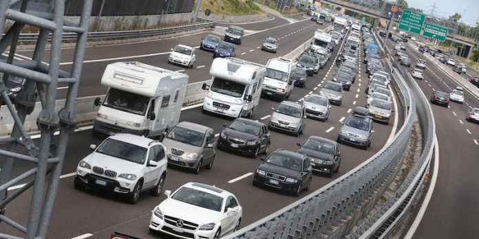 Estate: traffico intenso, bollino rosso su strade e autostrade Previsioni Traffico Natale 2016: Bollino Rosso sulle Autostrade il 23 dicembre