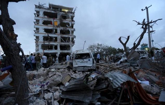 Attentato in Somalia, autobomba a Mogadiscio: l'Isis rivendica