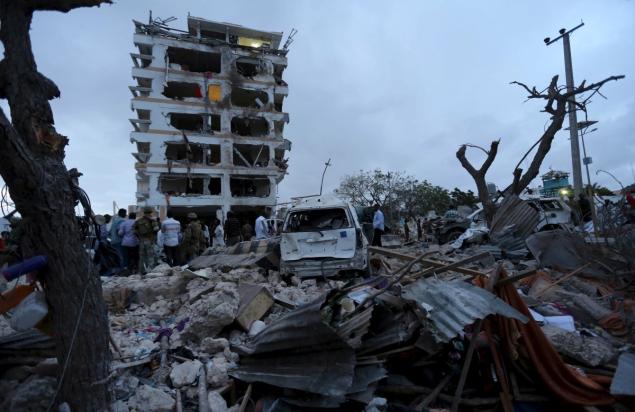 Attentato Isis Mogadiscio Attentato in Somalia, autobomba a Mogadiscio: l'Isis rivendica