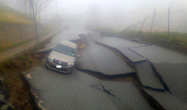 Strada crollata a Girifalco per maltempo oggi 23 gennaio 2017 (Foto)