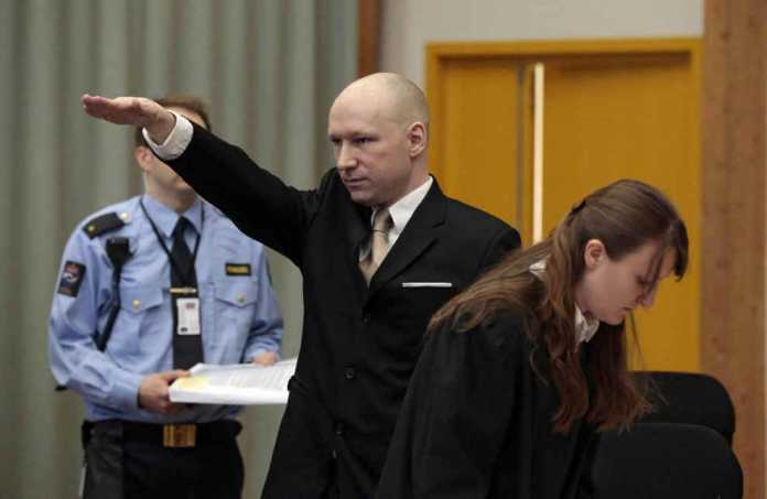 breivik-saluto-nazista Norvegia, saluto nazista di Breivik al Processo D'Appello