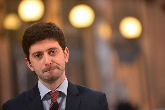 roberto-speranza Roberto Speranza colpito da un iPad a Potenza, l'aggressore: “PD vende armi all’Isis”.