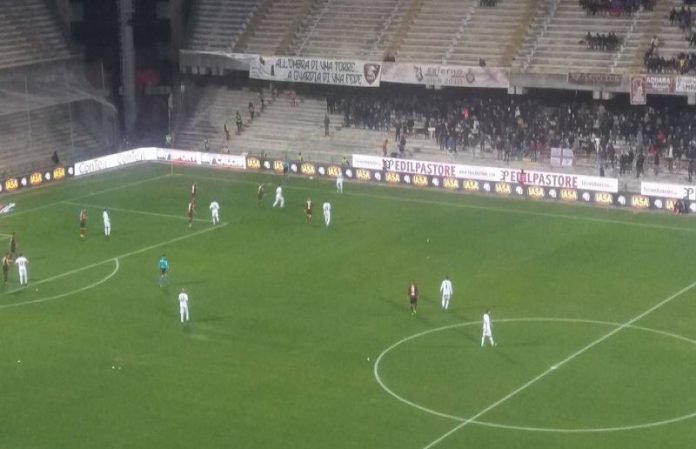salernitana-spezia Salernitana-Spezia, squadra ligure dimezzata da problemi intestinali: scarsa qualità del cibo?