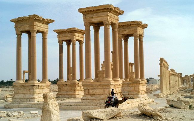 Palmira, l'Isis distrugge il Teatro Romano e il Tetrapilo