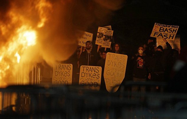 Berkeley, Proteste contro Trump: annullato discorso di Milo Yannopoulos 1