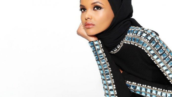 Halima Aden sfila per Alberta Ferretti con hijab Halima Aden sfila con l'hijab alla Settimana della Moda Milano 2017 1