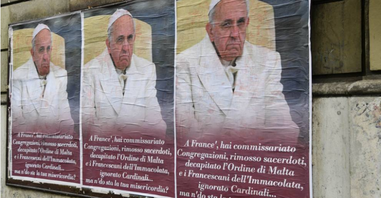 Manifesti contro Papa Francesco a Roma (Foto)