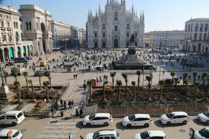 Milano-Vista-PiazzaDuomo-Palme Milano, palme e banani in Piazza Duomo (foto) 2
