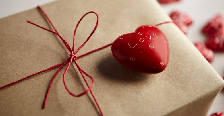 San Valentino 2017, regali per lei: Consigli su cosa comprare alla partner