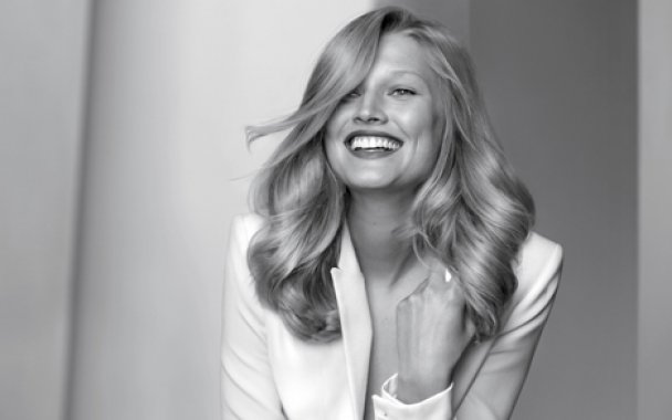 Toni-Garrn Toni Garrn Testimonial per Aura Botanica di Kerastase 1
