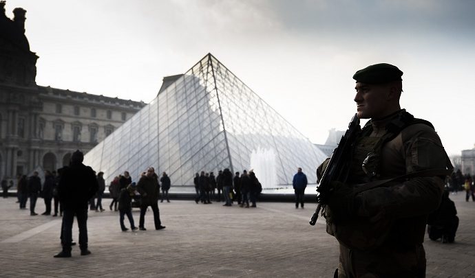 Parigi, sparatoria al Louvre: Agente contro presunto Terrorista