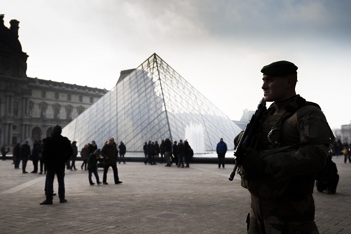JEAN-YVES LE DRIAN ET BRUNO LE ROUX RENCONTRENT LES FORCES DE POLICE ET ARMEES AU LOUVRE Parigi, sparatoria al Louvre: Agente contro presunto Terrorista