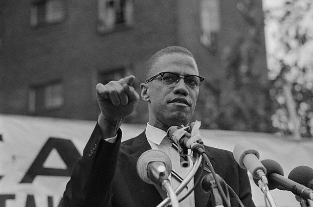 Malcolm X Shown with a Clenched Fist Speaking at a Rally Malcom X, Storia in Breve: il 21 Febbraio 1965 fu ucciso 1
