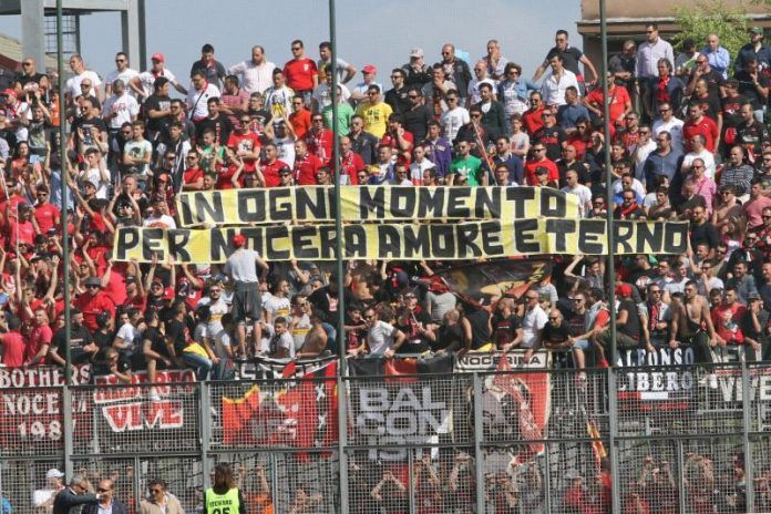 nocerina-tifosi-striscione Nocerina, tifoso perde dito durante i festeggiamenti 2