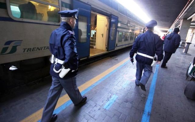 Milano, violentata in treno una minorenne: è caccia agli stupratori