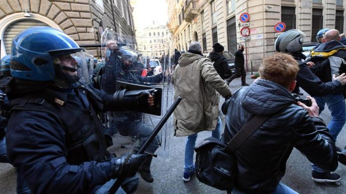 scontri-tassisti-roma Protesta Tassisti Roma, Scontri davanti sede del PD: un ferito